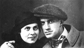 La sorella di Elsa Triolet Ilja Brik amante -dominatrice di Majakovkij ed implicta ne suo suicidio. Elsa invidià sempre Ilja la cui sessualità poliandrica e sfrenata era la faccia segreta del terrore staliniano.